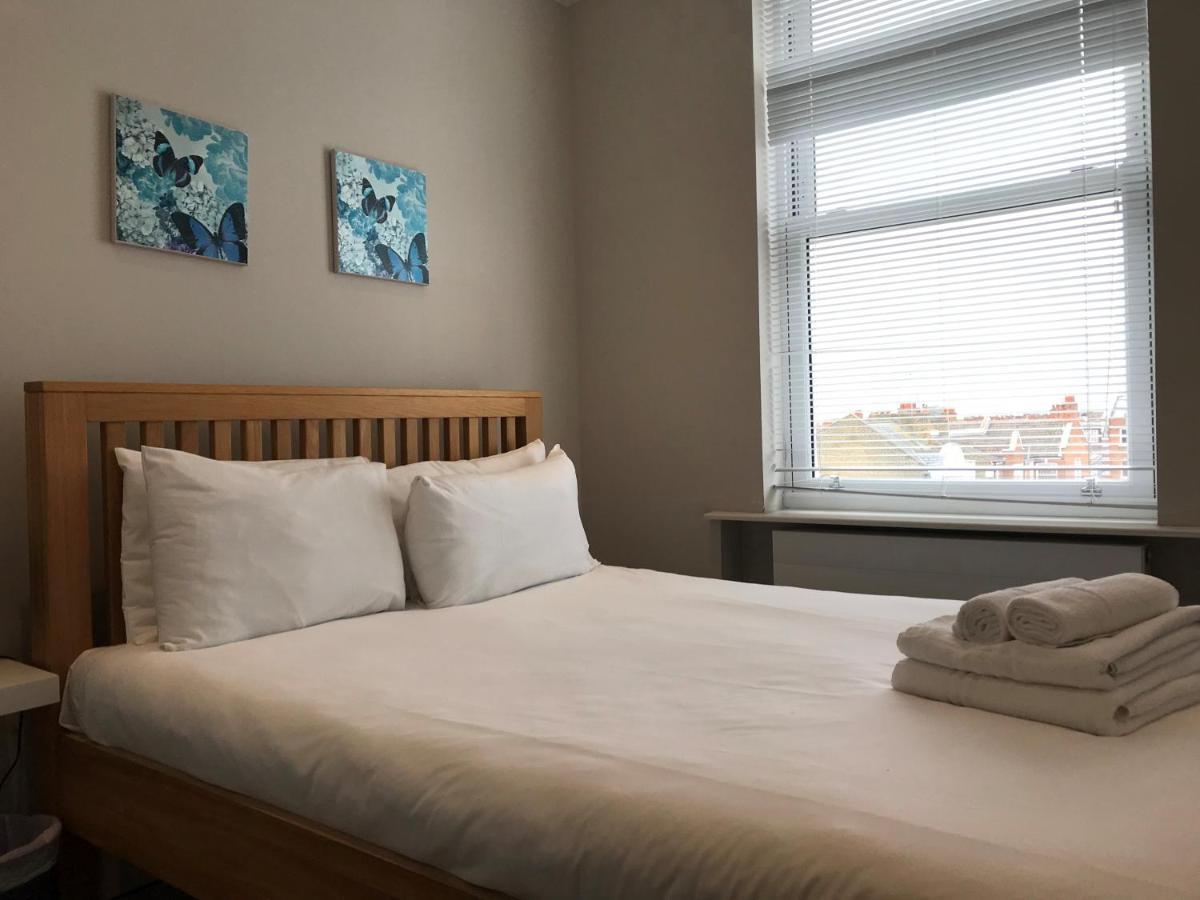 25 Ongar Road By Viridian Apartments Londra Esterno foto