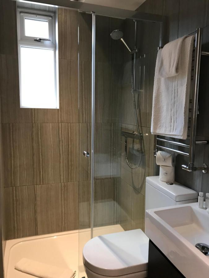 25 Ongar Road By Viridian Apartments Londra Esterno foto