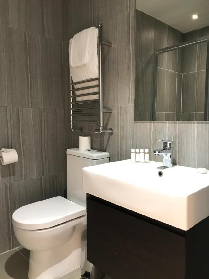 25 Ongar Road By Viridian Apartments Londra Esterno foto