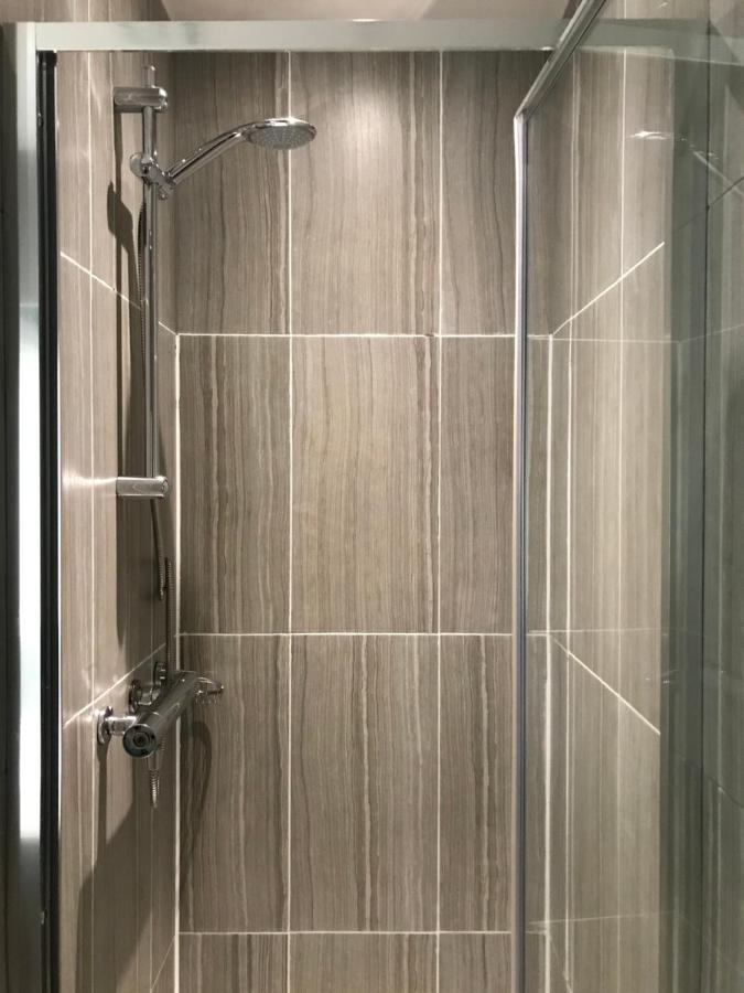 25 Ongar Road By Viridian Apartments Londra Esterno foto
