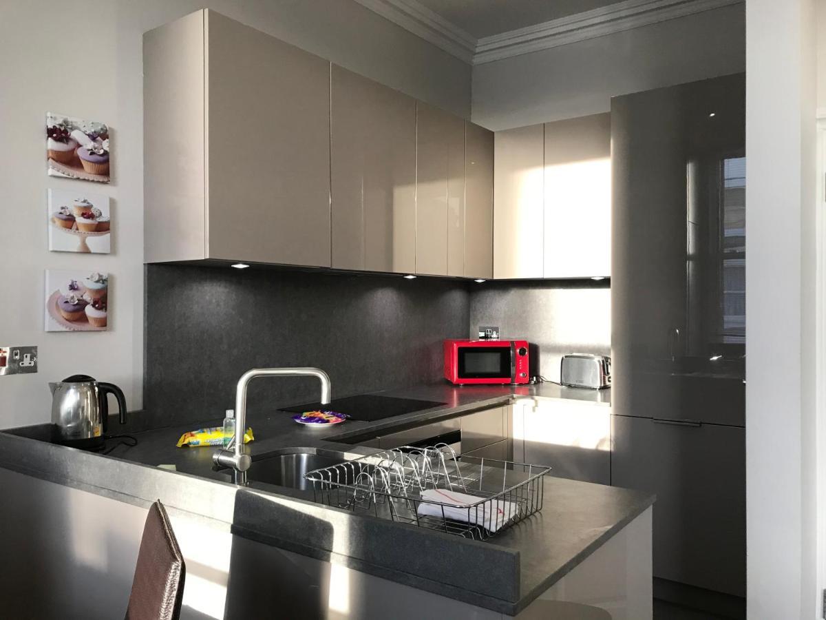 25 Ongar Road By Viridian Apartments Londra Esterno foto